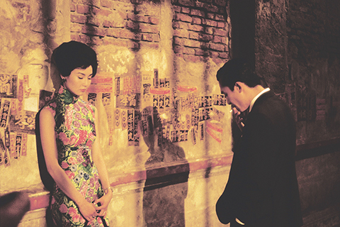 ◎ 第五十九屆康城電影節官方海報選用張曼玉在《花樣年華》中身姿婀娜的背影,以向王家衛導演致敬。