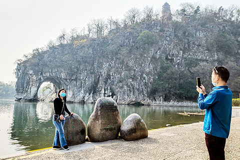 ◎ 二月二十六日,廣西桂林市象山景區正式對外恢復開放。這是廣西桂林市二十一日宣佈該市八十二個A級旅遊景區向國內外疫情防控低風險地區遊客有序開放的首個景區。圖為來自廣東的遊客在象鼻山前拍照留念。(中新社 楊宗盛 攝)