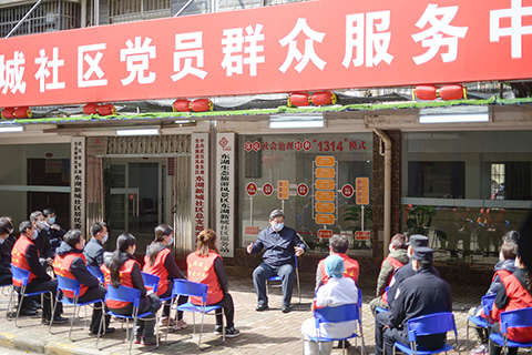 ◎ 三月十日,在抗擊新冠肺炎疫情的關鍵時刻,中共中央總書記、國家主席、中央軍委主席習近平專門赴湖北省武漢市考察疫情防控工作。這是習近平在東湖新城社區黨群服務中心,同社區工作者、基層民警、衛生服務站醫生、下沉幹部、志願者等親切交流。(新華社)