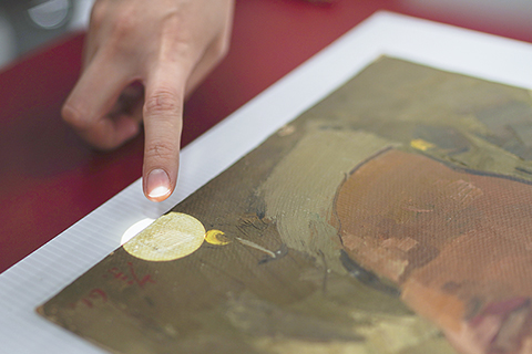 ◎ 文物修復師郎翠妍在修復著名畫家吳冠中的油畫(一月十五日攝)。(新華社記者 呂小煒 攝)