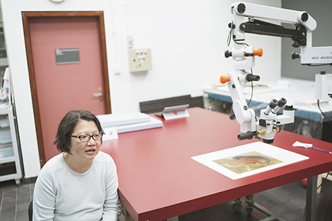 ◎ 香港康文署文物修復辦事處平面文物分組的負責人楊甦在接受訪問(一月十五日攝)。(新華社記者 呂小煒 攝)