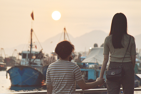 日落美景 本月廿三日黃昏,一對情侶在香港仔海濱欣賞日落美景。從黃竹坑往香港仔的海濱長廊,可以觀賞到夕陽西下,黃昏美景。(香港中通社記者 洪少葵 攝)