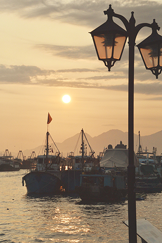 ◎ 本月廿三日黃昏,香港仔避風塘景色宜人。從黃竹坑往香港仔的海濱長廊,可以觀賞到夕陽西下,黃昏美景。(香港中通社記者 洪少葵 攝)