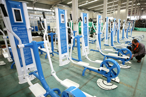 ◎ 河北體育產業全力復工復產,這是工作人員在廊坊夏墊佳美體育用品有限公司組裝室外健身器材。為積極指導體育企業復工復產,本月初河北省體育局制定下發《新型冠狀病毒肺炎疫情期間公共體育場館和體育運動項目經營單位防控指引》,鼓勵體育用品製造和銷售企業新產品、新技術的研發,培育體育消費新熱點。(新華社發)