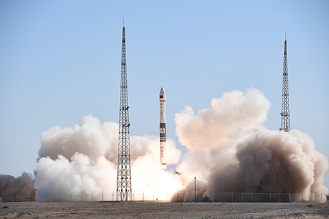 ◎ 北京時間五月十二日九時十六分,快舟一號甲運載火箭在酒泉衛星發射中心,以「一箭雙星」方式將「行雲二號」01星和「行雲二號」02星兩顆衛星送入預定軌道。衛星將為智能集裝箱監管、極地環境監測、地質災害監測等多個行業提供應用測試,並為後續天基物聯網的組網奠定基礎。圖為快舟一號甲火箭發射。(中新社)