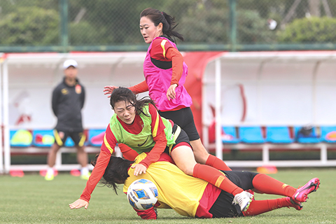 ◎ 五月十四日,中國女足球員吳海燕(上)與守門員彭詩夢(下)在訓練中。正在蘇州太湖足球運動中心集訓的中國女足國家隊舉行一場公開訓練課。(新華社楊磊 攝)