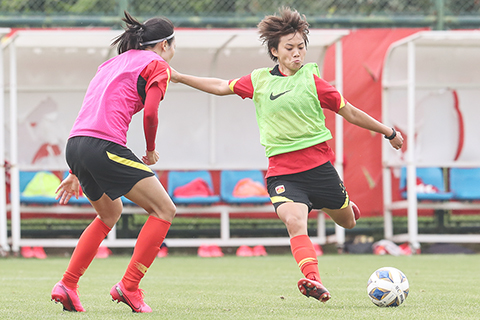 ◎ 五月十四日,中國女足球員王霜(右)在訓練中。正在蘇州太湖足球運動中心集訓的中國女足國家隊舉行一場公開訓練課。(新華社 楊磊 攝)