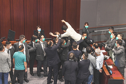 ◎ 五月十八日上午十一時,香港特區立法會內務委員會舉行會議,進行主席選舉。在保安人員保護下,被立法會主席梁君彥指派主持選舉的陳健波開會前約四十五分鐘,已走上主席台。反對派議員包圍衝擊主席台,情況混亂。(香港中通社)