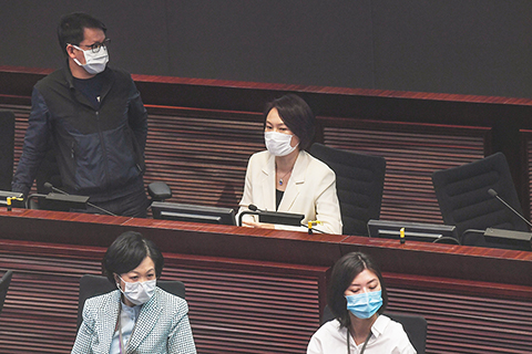 ◎ 五月十八日上午,香港特區立法會內務委員會舉行會議並進行主席選舉。最終,李慧琼獲得四十票,大比數當選連任內務委員會主席。圖為李慧瓊(中)當日出席內務委員會會議。(香港中通社)