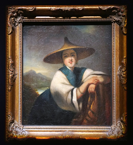 ◎ 著名西方畫家錢納利筆下的《艇家娘》,大約創作於一八五二年,畫中的漁家女堪稱華南女性肖像中的經典。漁娘是西方人在華南地區鮮有接觸到的女性之一。她們會以廉酬為那些進入內港的外國商船領航,或短途接載他們來往岸邊。錢納利是十九世紀唯一僑居於華南地區的西方職業畫家,他在一八二五年由英國移居澳門,在華期間,他創作了不少澳門、香港和鄰近地區的風土人情畫,為當時的華南留下重要的歷史圖像。(中新社記者張煒)