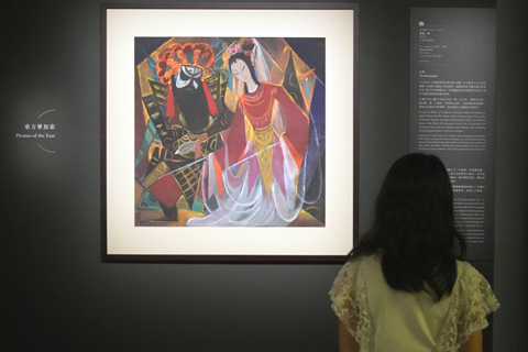 ◎ 觀眾欣賞林風眠的作品《戲曲一景》。一九五0年代,林風眠經常去看京劇、昆劇,從中發現了不少新的畫題。林風眠以戲曲人物為題材,借鑒畢加索立體主義的表現方式,結合中西繪畫技法,利用戲曲表演中的動作和色彩,創作出富裝飾韵味的獨特風格。此畫取材自《霸王別姬》中的一幕,以大紅、濃黑為主調,輔以藍、黃、白諸色,色彩對比強烈,並透過線條和構圖,營造出充滿張力的場景,是林風眠方型畫幅中經典。(中新社記者張煒)