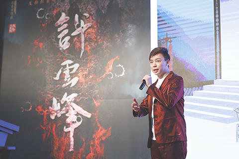 ◎ 由北京京劇院打造的現代京劇《許雲峰》「雲首演」新聞發佈會在北京舉行。這部取材於著名小說《紅岩》的紅色作品將於本月七日,以「雲首演」的形式在「東方大劇院」進行線上直播。圖為許雲峰的扮演者譚正岩在發佈會現場演唱劇目片段。