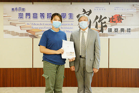 ◎ 朱壽桐向寫作比賽獲獎學生頒發獎狀及獎金。