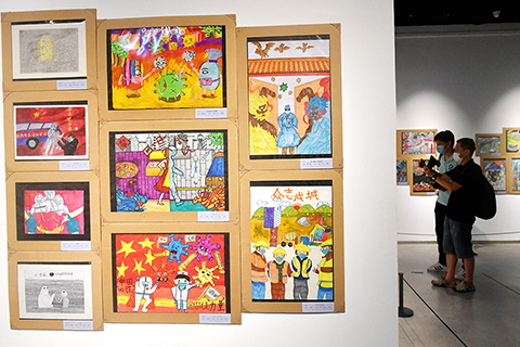 ◎ 本月十九日,福建福州,市民在福建省美術館參觀展覽。(中新社記者呂明 攝)