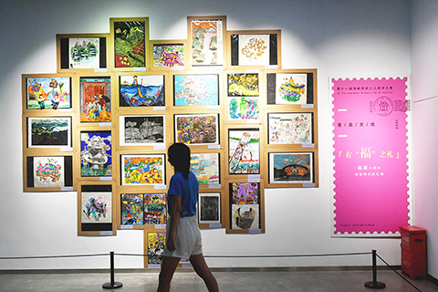 ◎ 為做好疫情防控工作,福建省美術館實行實名制預約參觀,參觀者出示「健康碼」進場。(中新社記者呂明 攝)