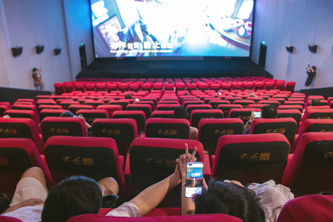 ◎ 昨日,位於北京市朝陽區的一家電影院內,觀眾在觀影前用手機拍照留念。根據相關要求,當天起,北京市低風險地區電影院在各項防控措施有效落實到位的前提下,可有序恢復開放營業。