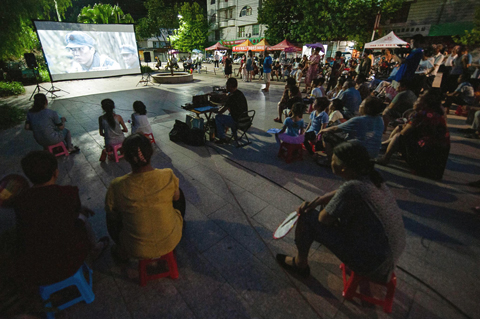◎ 本月二十三日,在福建省南平市建陽區莒口鎮,村民在觀看電影。七月以來,福建省南平市建陽區重啟文化惠民公益項目,陸續恢復全區公益電影放映活動,並利用播放電影的時機向群眾宣傳社會主義核心價值觀、防疫防控常識、防詐騙技巧等公共政策知識,讓鄉村的夜晚「有聲有色」。