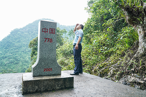 ◎ 圖為7月13日,楊江在中越邊境778號界碑附近巡視山林。 (中新社記者 陳冠言 攝)