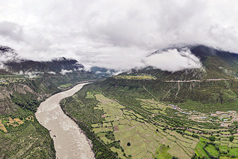 ◎ 圖為7月17日,航拍林芝市米林縣派鎮雅魯藏布江大峽谷景區風光,該峽谷因風景壯美而吸引不少遊客前往。 (中新社記者 江飛波 攝)