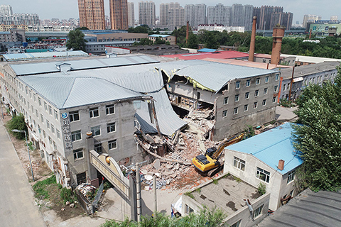 ◎ 八月四日九時許,哈爾濱市道里區城安街三號北方金屬交易市場內一簡易四層倉庫發生坍塌,現場有人員被困。記者在現場看到,公安、消防、一二0急救部門正在現場進行救援。(中新社)