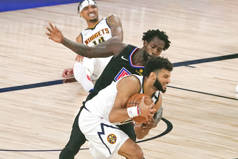 ◎ 金塊隊梅利(前)遭快艇隊比華利(中)犯規性搶球,死抱不放。(美聯社)