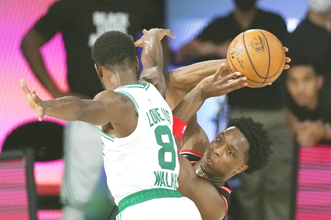 ◎ 速龍隊阿奴諾比(右)窺得塞爾特人隊獲加防守的空隙,將球傳出。(美聯社)