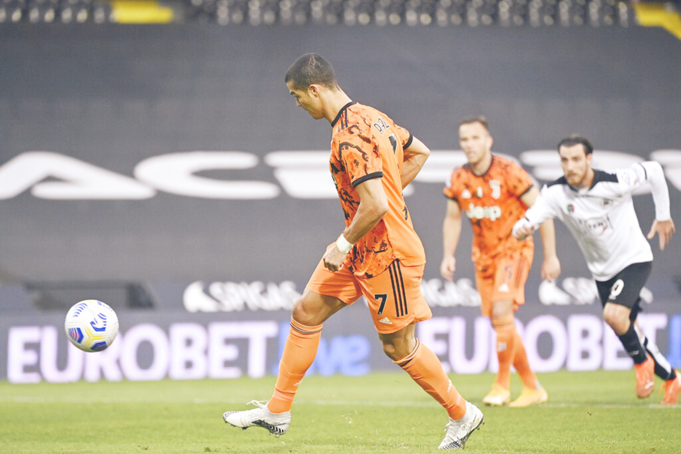 ◎ 病癒歸隊的C朗替補上場,先是打空門得手,其後射罰命中,助祖雲達斯四比一大捷,結束在意甲的三連平尷尬。(美聯社)