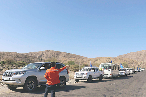 ◎ 圖為十一月十二日,撤離車輛行駛在埃塞俄比亞提格雷州至亞的斯亞貝巴的路上。(新華社發 葛洲壩集團 供圖)