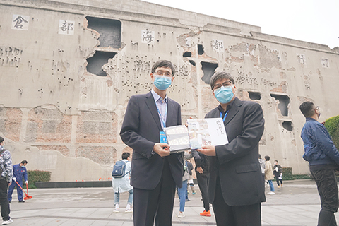 ◎ 徐莽、馬幼炯互贈禮品。