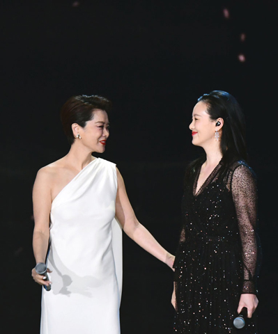 ◎ 咏梅與毛阿敏(左)共同為晚會獻歌。本月二十八日,第三十三屆中國電影金雞獎頒獎典禮在福建廈門舉行。