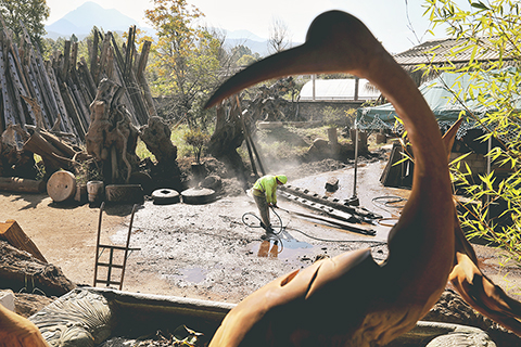 ◎ 十一月十四日,創意傢具工廠內,工人在清洗木料。阿丹說,保持木材清潔可防生蟲,有利長期保存。(中新社記者李雪峰 攝)