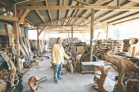◎ 十一月十四日,謝文賢在堆滿了各種老舊木料及半成品的工廠內。(中新社記者李雪峰 攝)