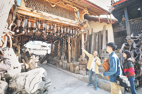 ◎ 十一月十四日,台灣設計師阿丹向訪客介紹他用馬鈴裝飾的廊頂。(中新社記者李雪峰 攝)