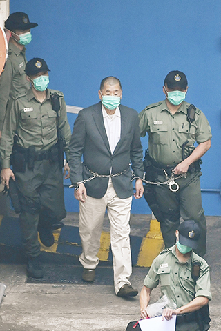 ◎ 十二月十二日上午約八時,黎智英被押上懲教署車輛移送至法院。十二月十一日,警方消息稱黎智英因另涉嫌在接受外國媒體採訪時,呼籲外國抵制香港特區及制裁香港特區官員,被加控「勾結外國或者境外勢力危害國家安全」罪,案件於十二日上午十一時於西九龍裁判法院提堂。跟據相關法例,單就危害國家安全一罪罪成,最高可被判終身監禁。(香港中通社)