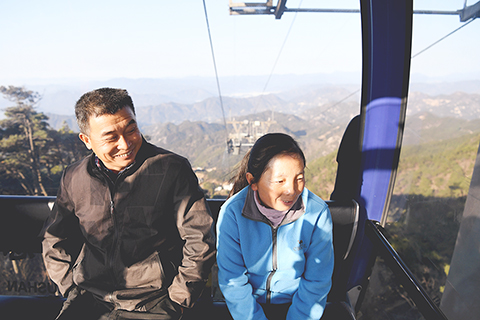 ◎ 十一月十三日,徐勝利和楊月紅一起乘坐大龍窩索道上山。(新華社記者劉軍喜攝)
