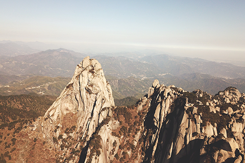 ◎ 這是徐勝利和楊月紅工作的天柱山風景區(十一月十三日攝,無人機照片)。(新華社記者劉軍喜攝)