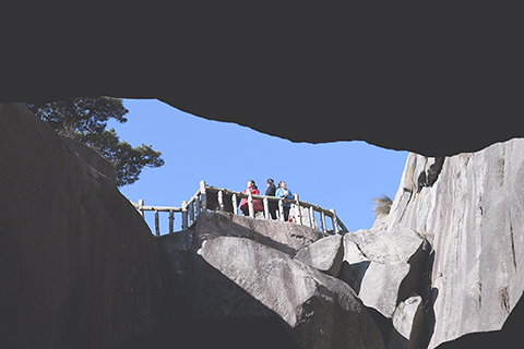 ◎ 十一月十三日,楊月紅(右)和同村的姐妹爬山前往工作平台途中休息。(新華社記者劉軍喜攝)