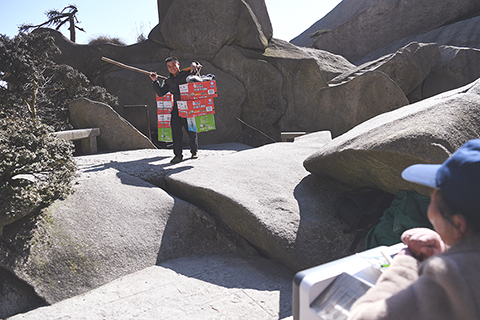 ◎ 十一月十三日,徐勝利到達楊月紅工作的平台。(新華社記者張端攝)