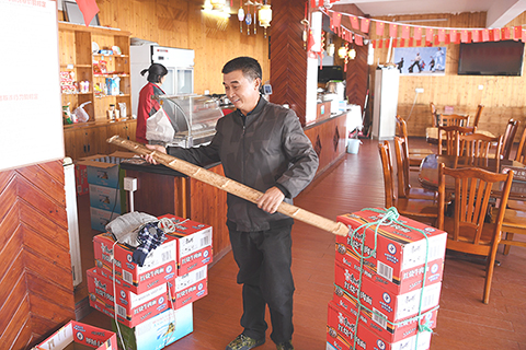 ◎ 十一月十三日,經過近兩個小時的跋涉,徐勝利到達天池峰,將物資交給商店。(新華社記者張端攝)