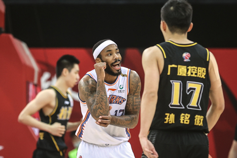◎ 一月十七日,上海久事隊球員鄧蒙(中)在比賽中與裁判溝通。浙江廣廈控股隊以一一七比一一二戰勝上海久事隊。(新華社 潘昱龍 攝)