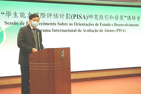 ◎ 教青局局長老柏生致辭。