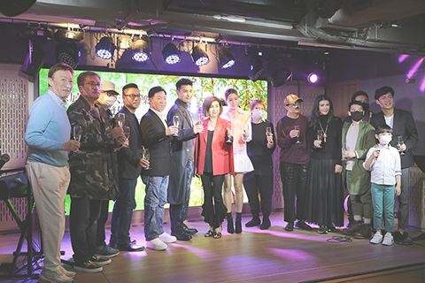 ◎ 昨日,天盟娛樂於觀塘一工業大廈舉行「陳展鵬加盟天盟娛樂暨新歌發佈會」,並邀嘉賓出席支持。一直擁有歌手夢的陳展鵬(左六),在新一年得到天盟娛樂老闆顏培意賞識,強勢加盟到新唱片公司,去追尋歌手夢想。