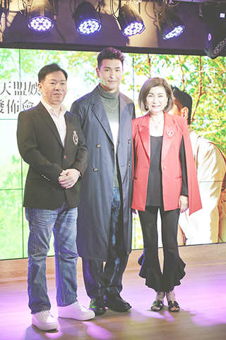 ◎ 陳展鵬去追尋歌手夢想。圖為天盟娛樂老闆顏培意(左起)、陳展鵬、樂易玲。