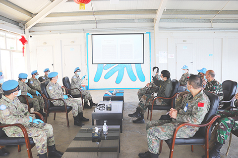 ◎ 圖為三月十一日,在黎巴嫩南部納巴提耶省布拉特村,中國維和醫療分隊向聯合國駐黎巴嫩臨時部隊(聯黎部隊)司令部檢查評估小組作評估簡報。(新華社)