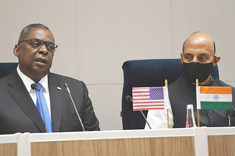 ◎ 圖為三月二十日,在印度新德里,印度國防部長拉傑納特.辛格(右)與美國國防部長奧斯汀共同出席新聞發佈會。(新華社)