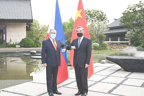 ◎ 圖為四月二日,國務委員兼外長王毅在福建南平同菲律賓外長洛欽舉行會談。(新華社)