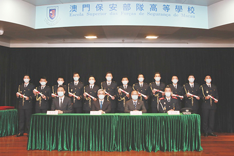 ◎ 主禮嘉賓向畢業生頒發證書及合照。