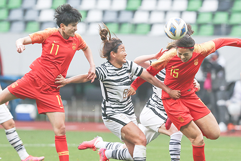 ◎ 四月十三日,中國隊入球功臣楊曼(前排右)在比賽中拼搶。(新華社 楊磊攝)