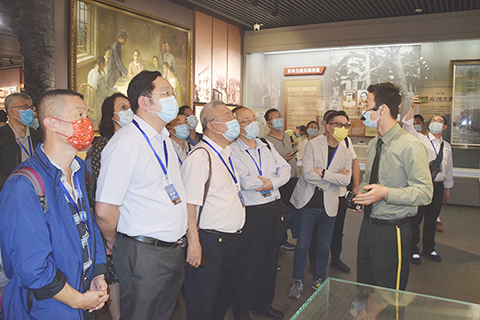 ◎ 一行人訪南昌八一起義紀念館。