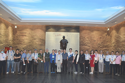 ◎ 一行於小平小道合照。